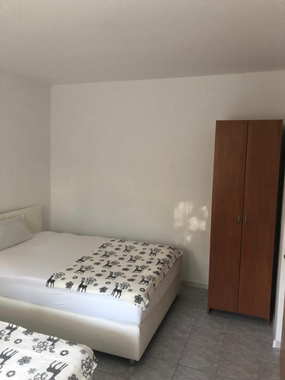 Apartman Ylli Nečujam Exterior foto